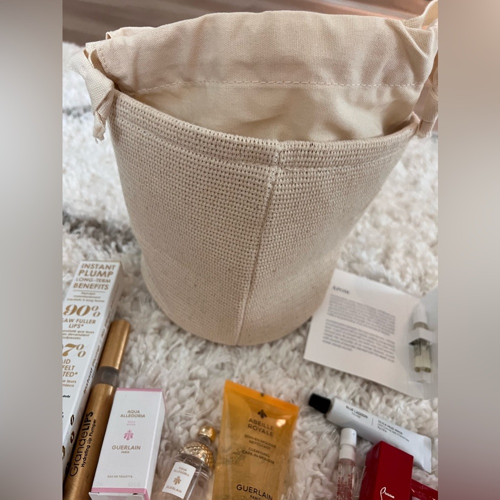 Brand New Guerlain Paris Cosmetic Bag with freebies - Picture 13 of 15